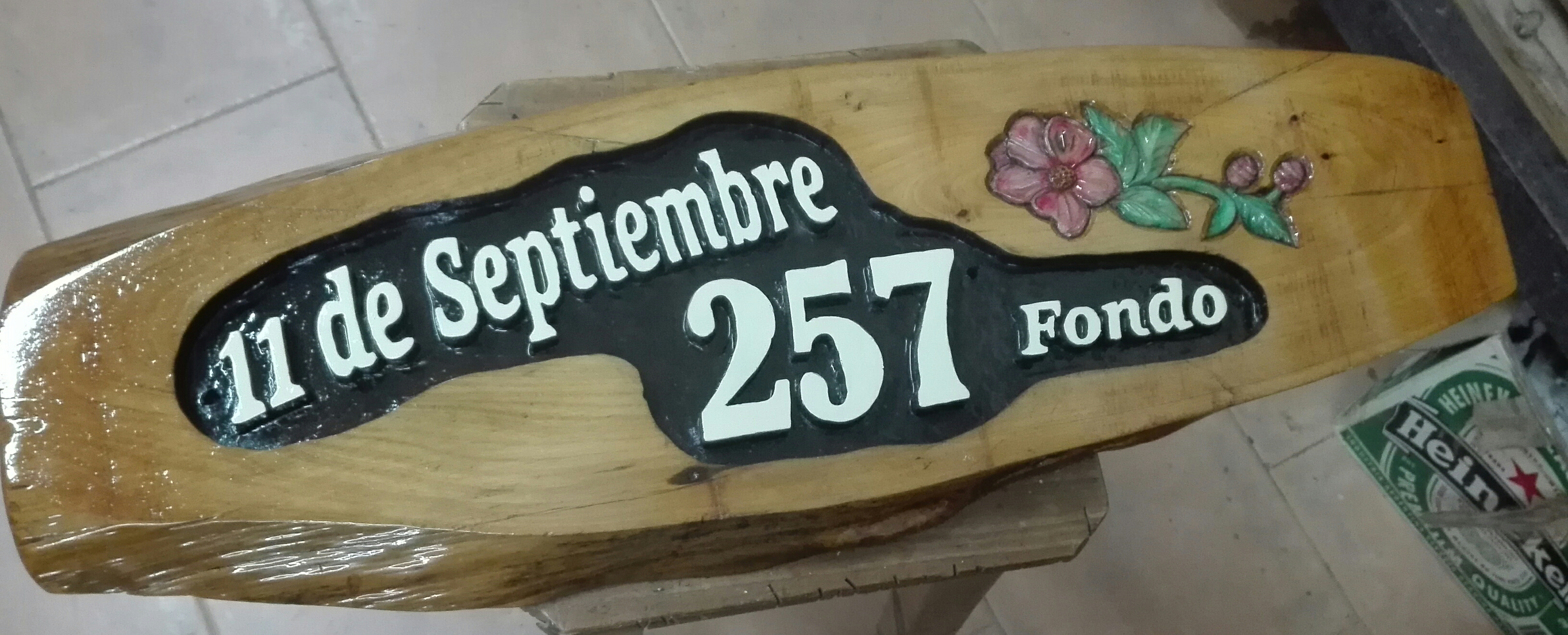 Cartel de 11 de Septiembre tallado en madera