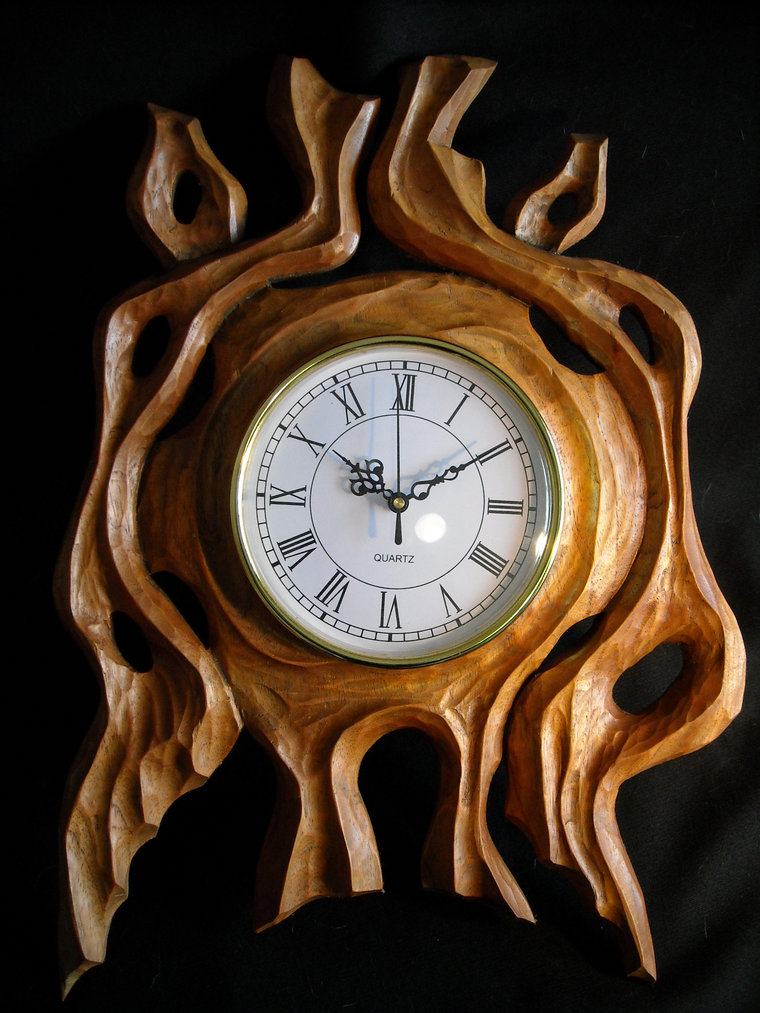 Reloj decorativo tallado en madera