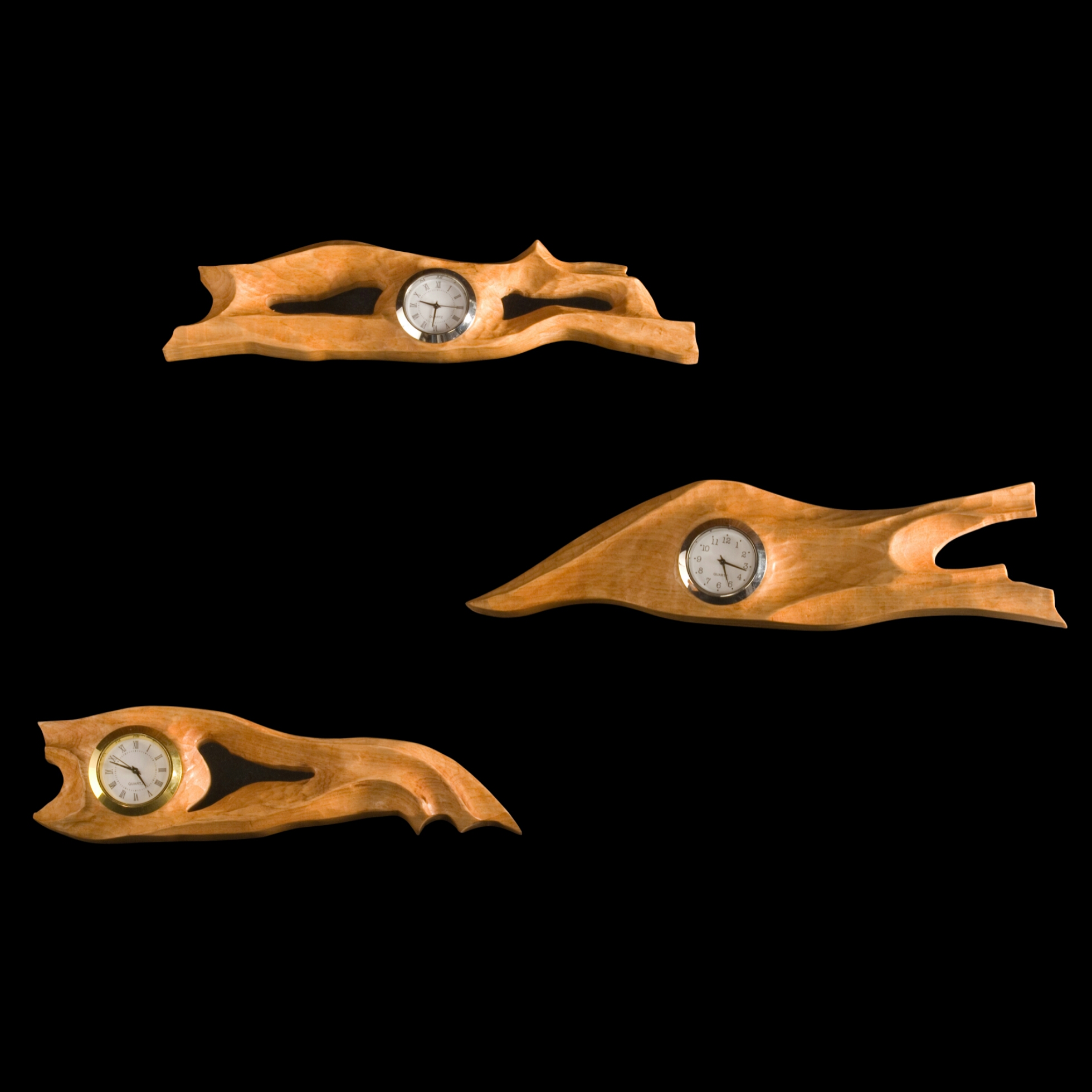 Reloj decorativo tallado en madera